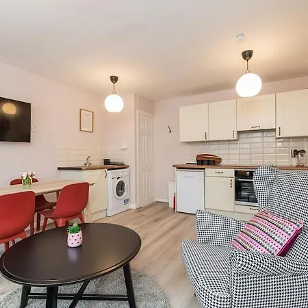 아파트 Fully Refurb Apt5 2nd Floor *