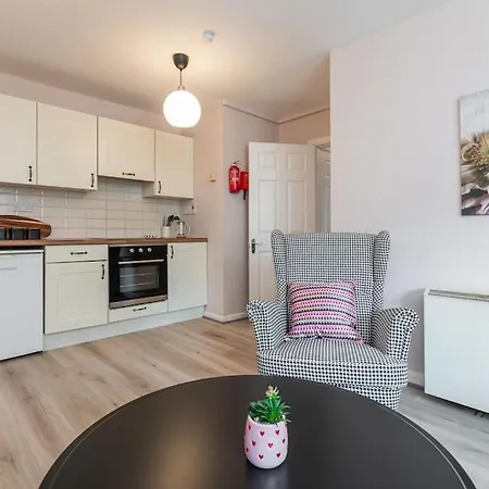 아파트 Fully Refurb Apt5 2nd Floor